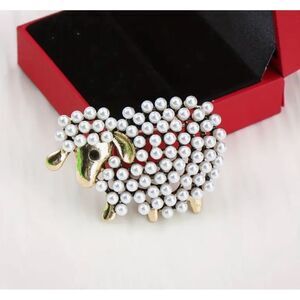 💛 Betsey Johnson charming pearl lamb brooch 💛